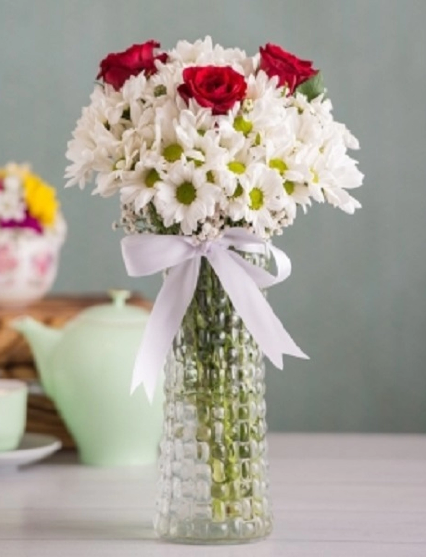 vazoda gül ve papatya