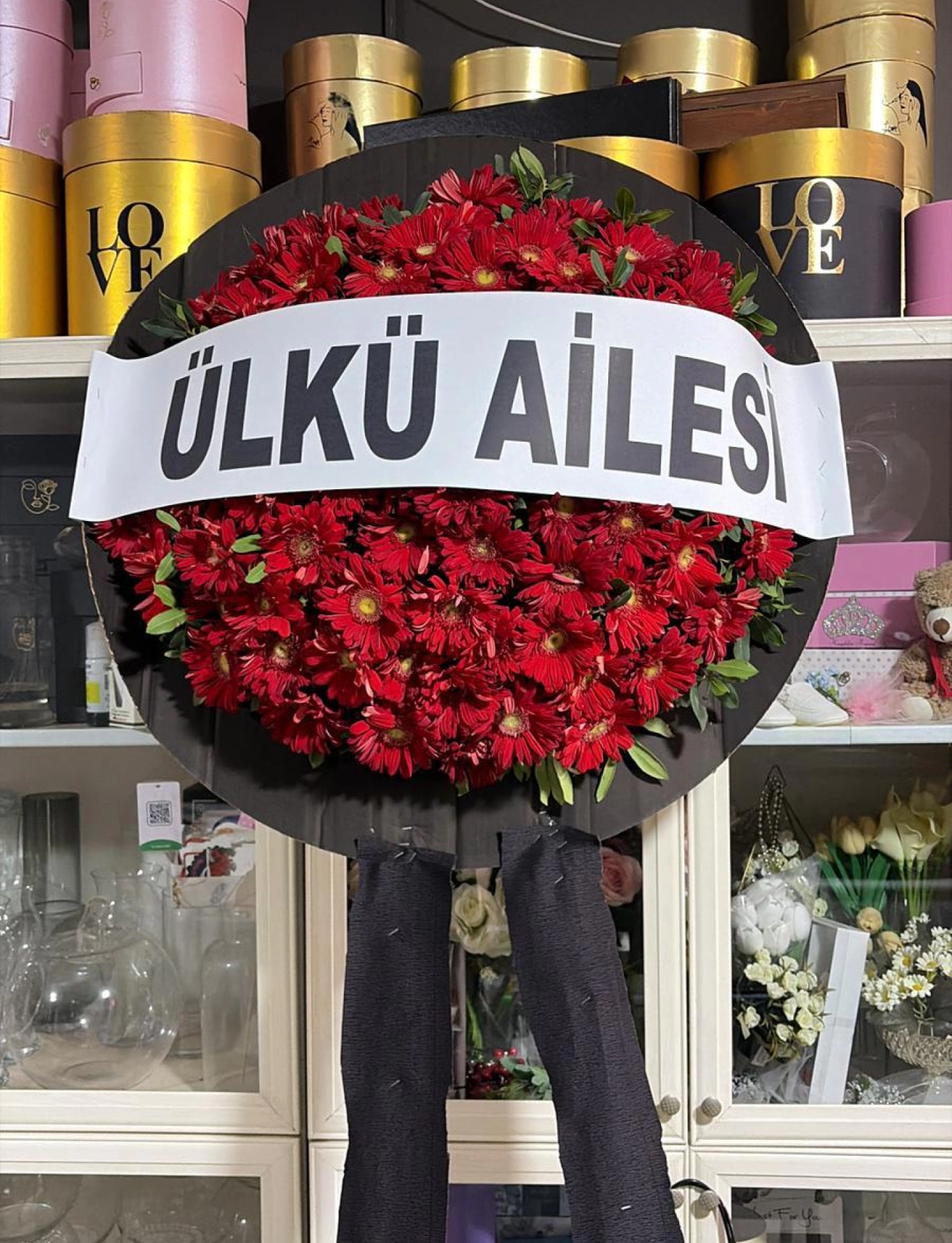 Kırmızı cenaze çelengi